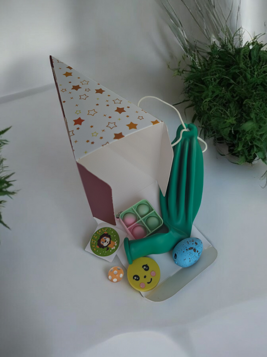 1 Set of Party Favors in Cake-Shaped Goodie Box